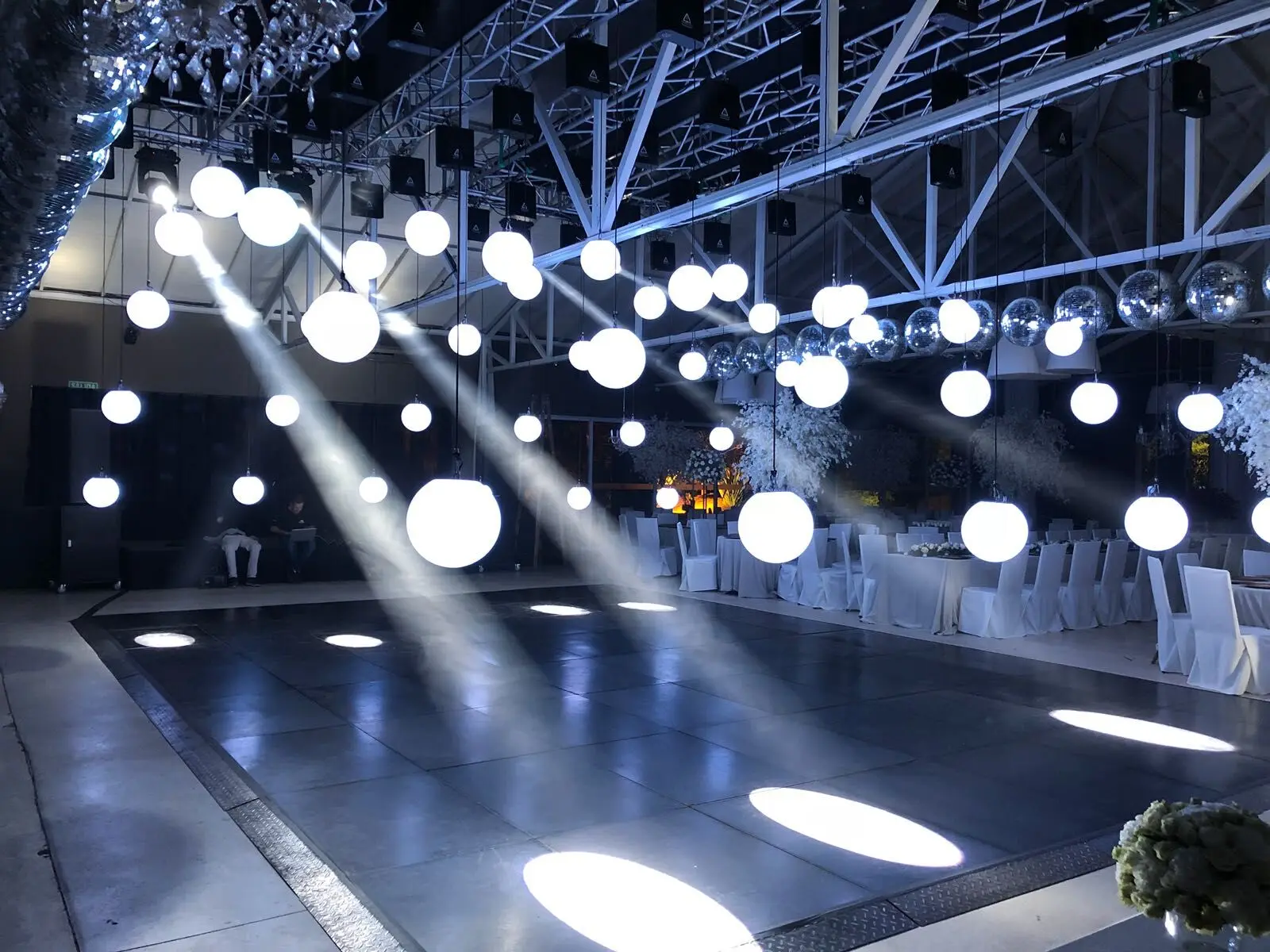 Kinetic Dmx Winch LED Lighting Ceiling Disco Lights With RGBW Color Kinetic Ball Light For Wedding Concert Show