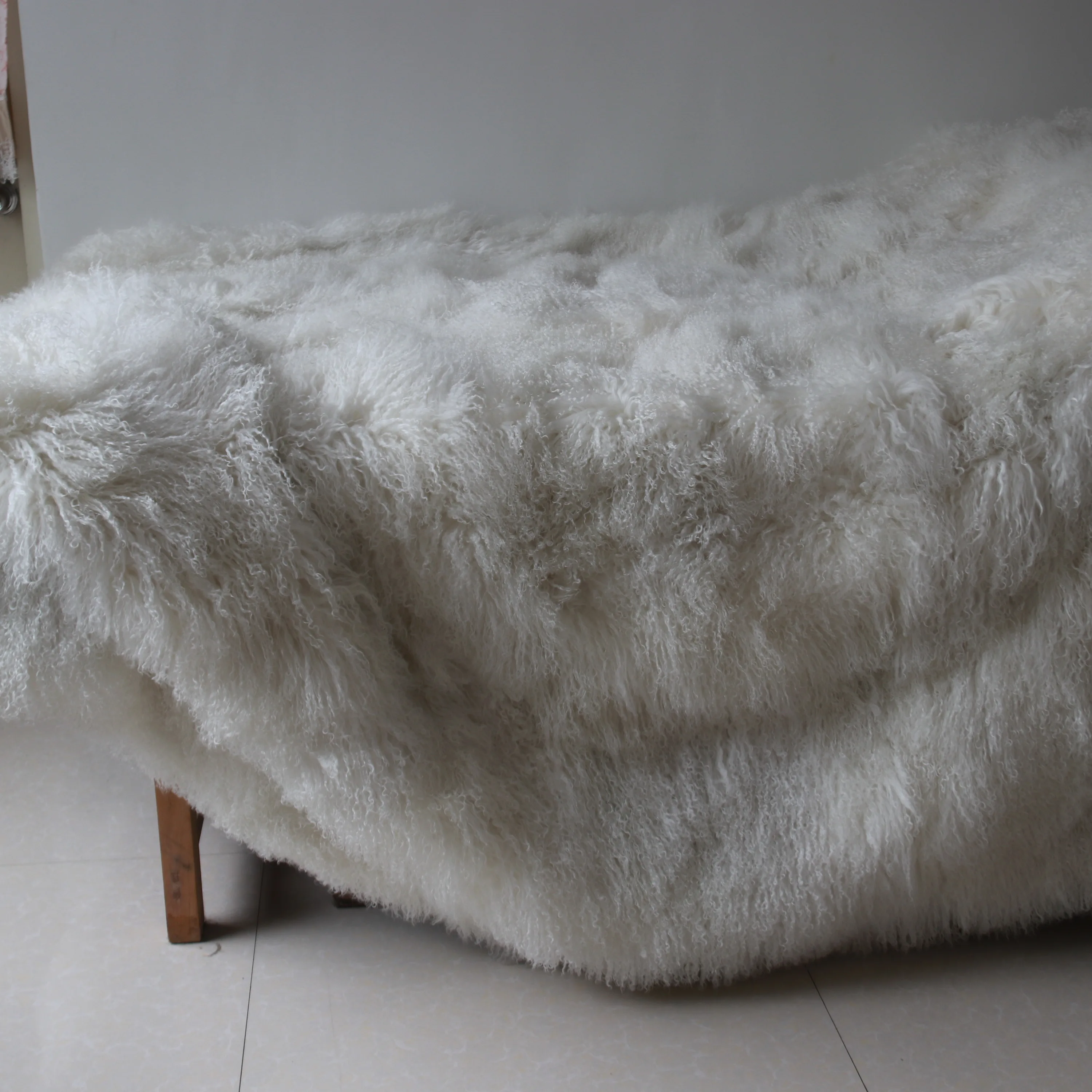 Customized 200x400cm Mongolian Fur Throw Natural White Color Long Curly Soft Wool Microfiber Backing Tibetan Sheepskin Fur Rug
