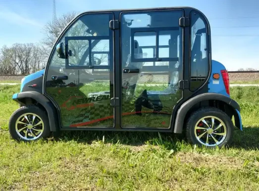 electric 4 seats closed golf cart with air conditioner AC system 5kw motor 40kmh with rear golf bag holders GEL battery