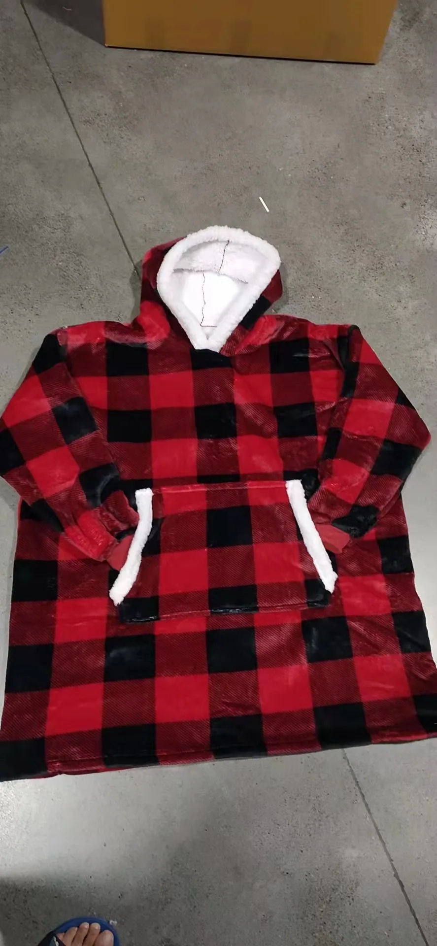 Modern Multiple Colors Hoodie Sweatshirt Blanket Thickened Pajama Blanket Keep Warm Coral Fleece Wearable Blanket