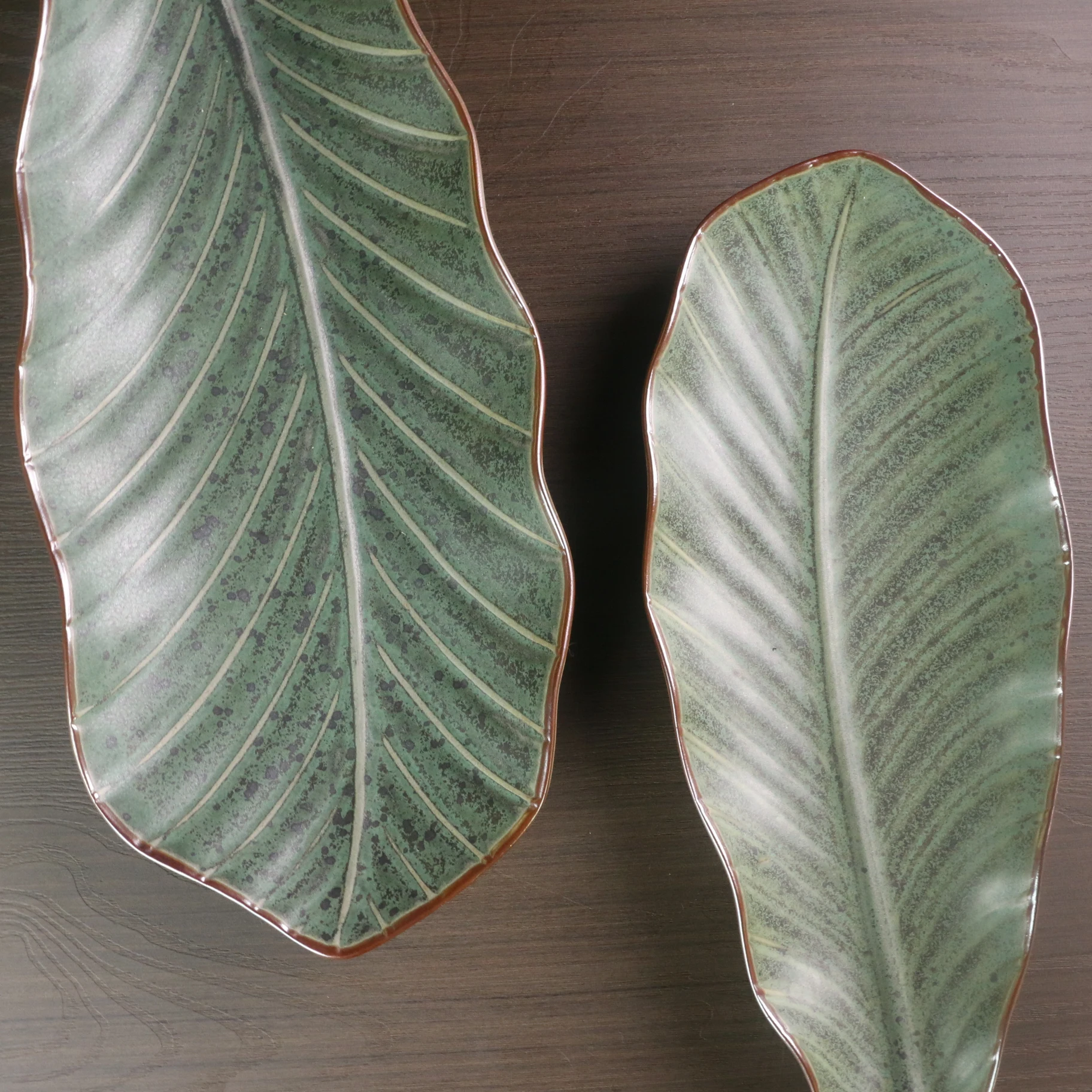 Wholesale custom restaurant creative bamboo green leaf shape design ceramic snack dishes plates porcelain sushi plate
