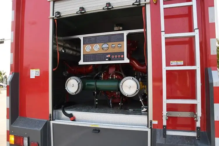 ISUZU GIGA Single row Heavy-duty Japanese truck 8*4   Brigade Vehicle 20000L water tank Roll Shutter  Fire Truck