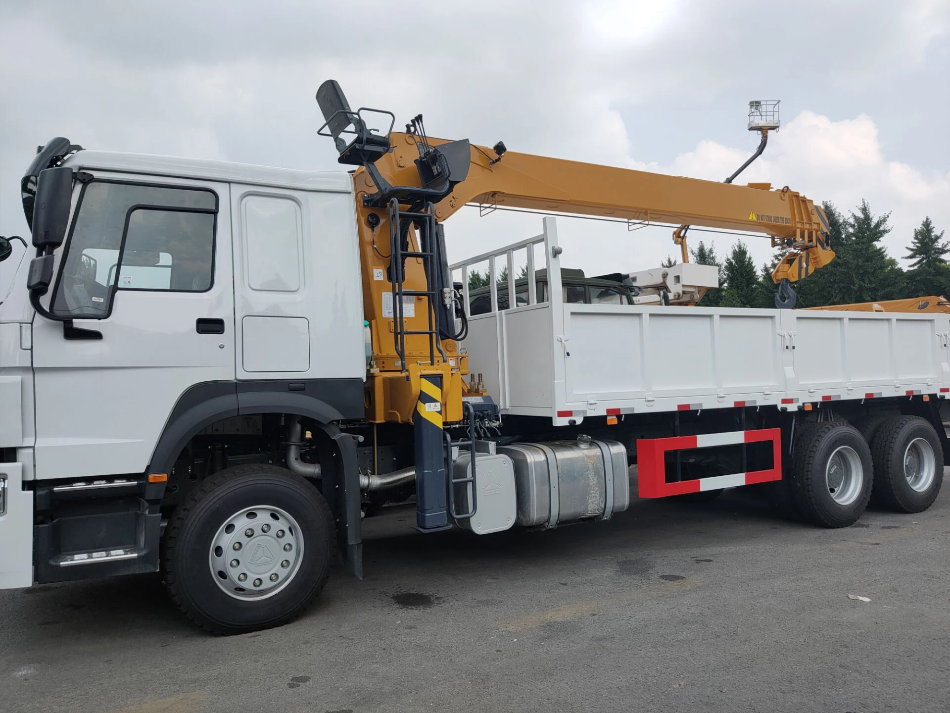 HOWO 8x4 lifting basket knuckle lattice boom truck mounted crane 14 ton