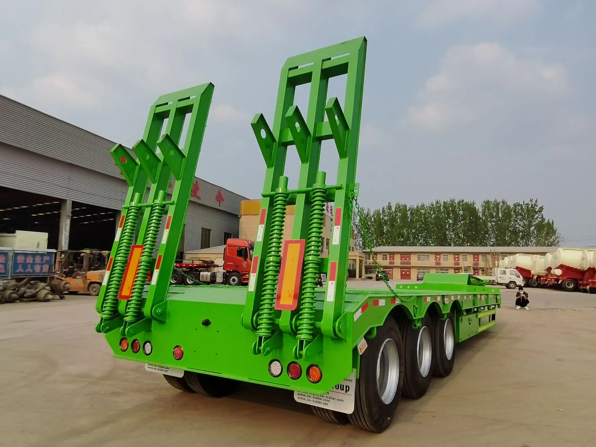 CIMC 4 Axles Lowbed Transport Trailer Customized Lowboy Truck Gooseneck Semi Trailer with cheap price