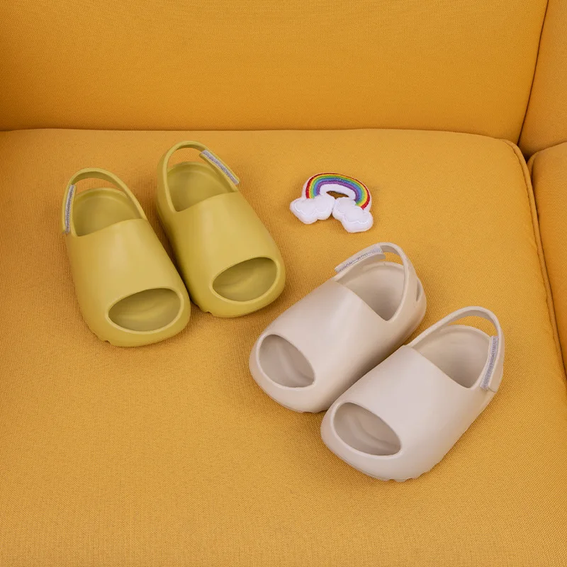 Hot Selling Children Slippers Summer Outdoor Beach Fashion EVA Sandals Kids Yeezy Slides Slippers Factory