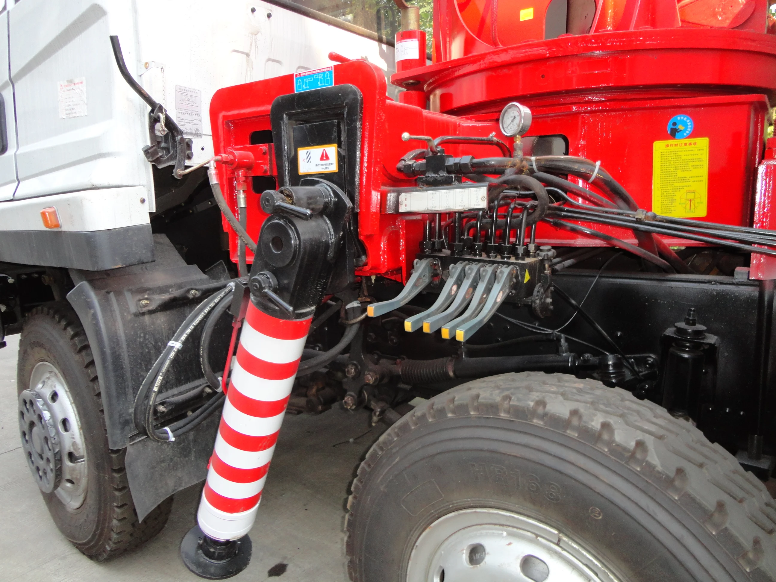 Dongfeng 8*4 heavy duty arm lift 15 ton truck crane price