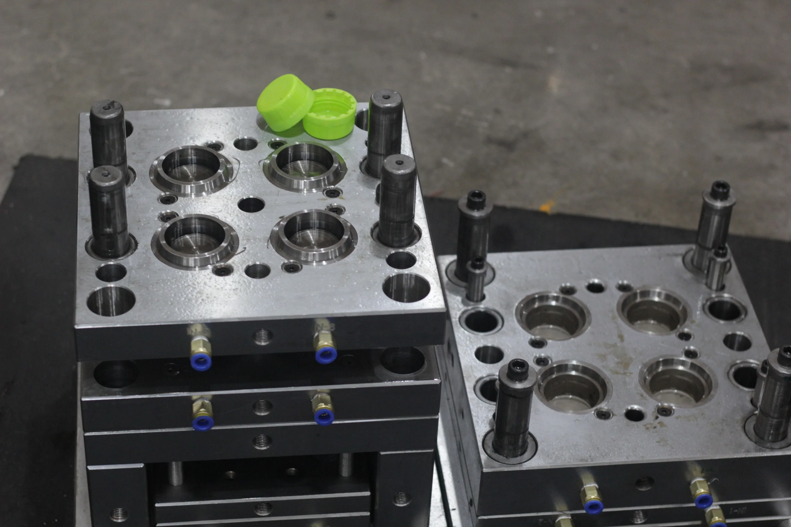 4 cavity Hot selling new bottle cap mold high quality latest engine oil cap mold