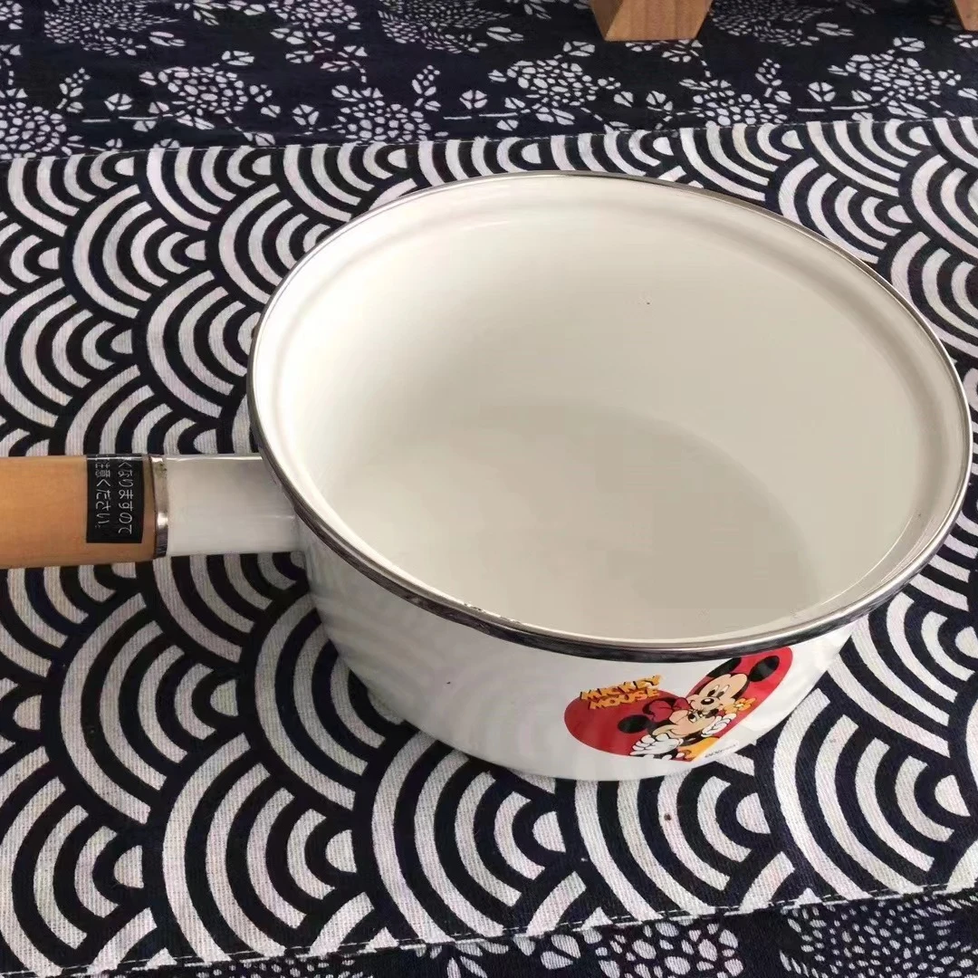 Cheese hot pot with wooden handle
