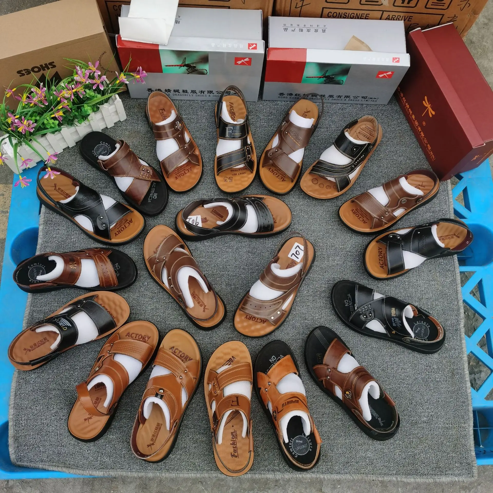 Surstock Chaussures; Большие размеры оптовая продажа; Дешевая обувь Stock мужские футболки 13 разных тапки для мужчин спортивные штаны Oem