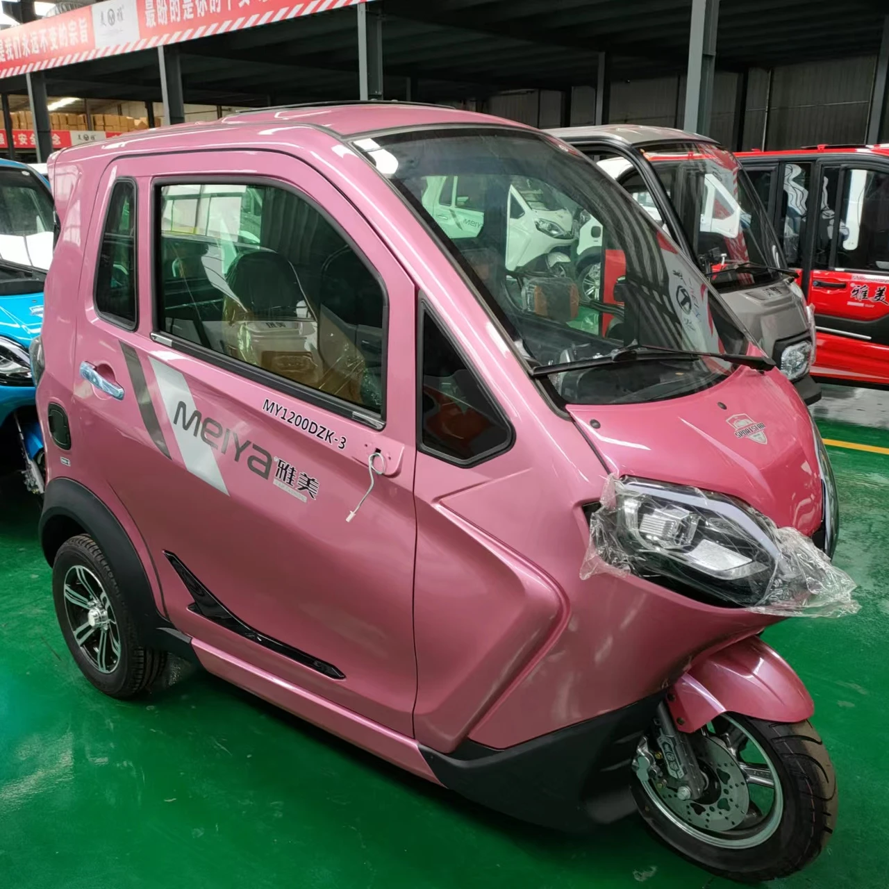 2022 New Model 3 Wheel Electric Motorcycle Car with Drive Cabin/Electric Scooter Enclosed with Passenger Seat/Cargo Tricycle for