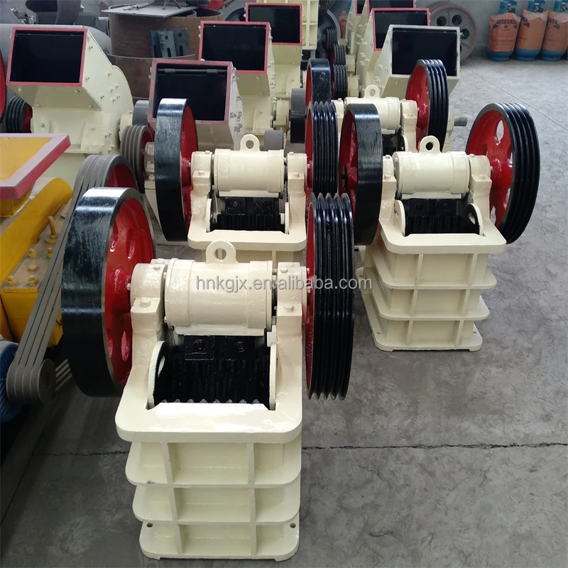 Small mobile jaw crusher diesel engine powered bottom in vibration screening African hot stone crusher