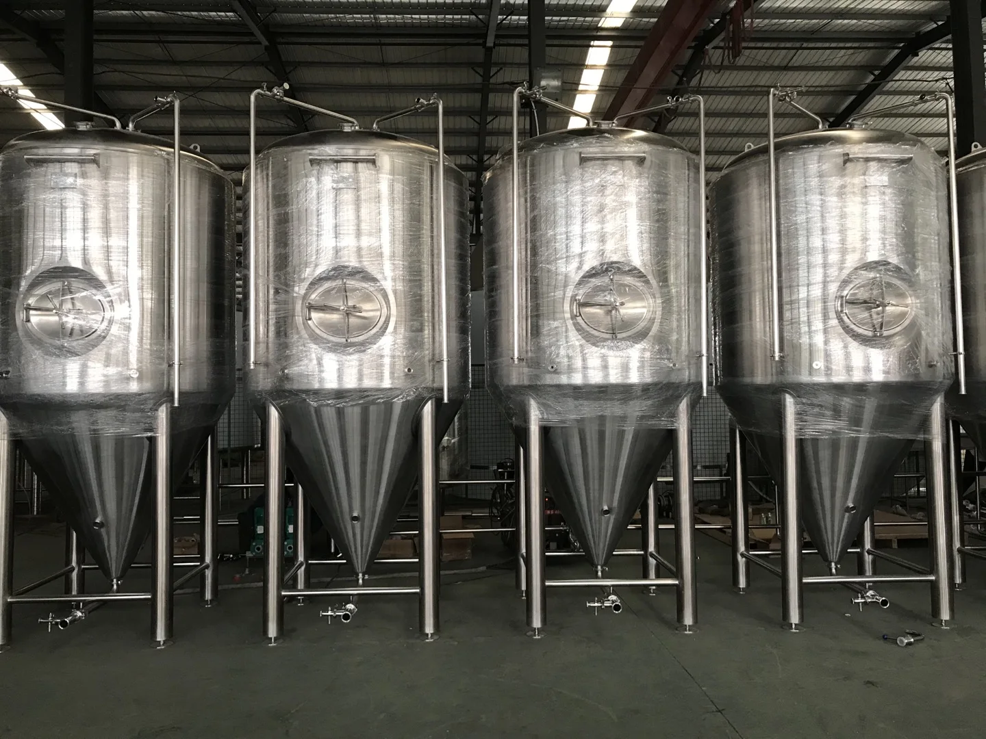 Резервуар для брожения пивоварения, пивоваренное оборудование, машина для производства пива