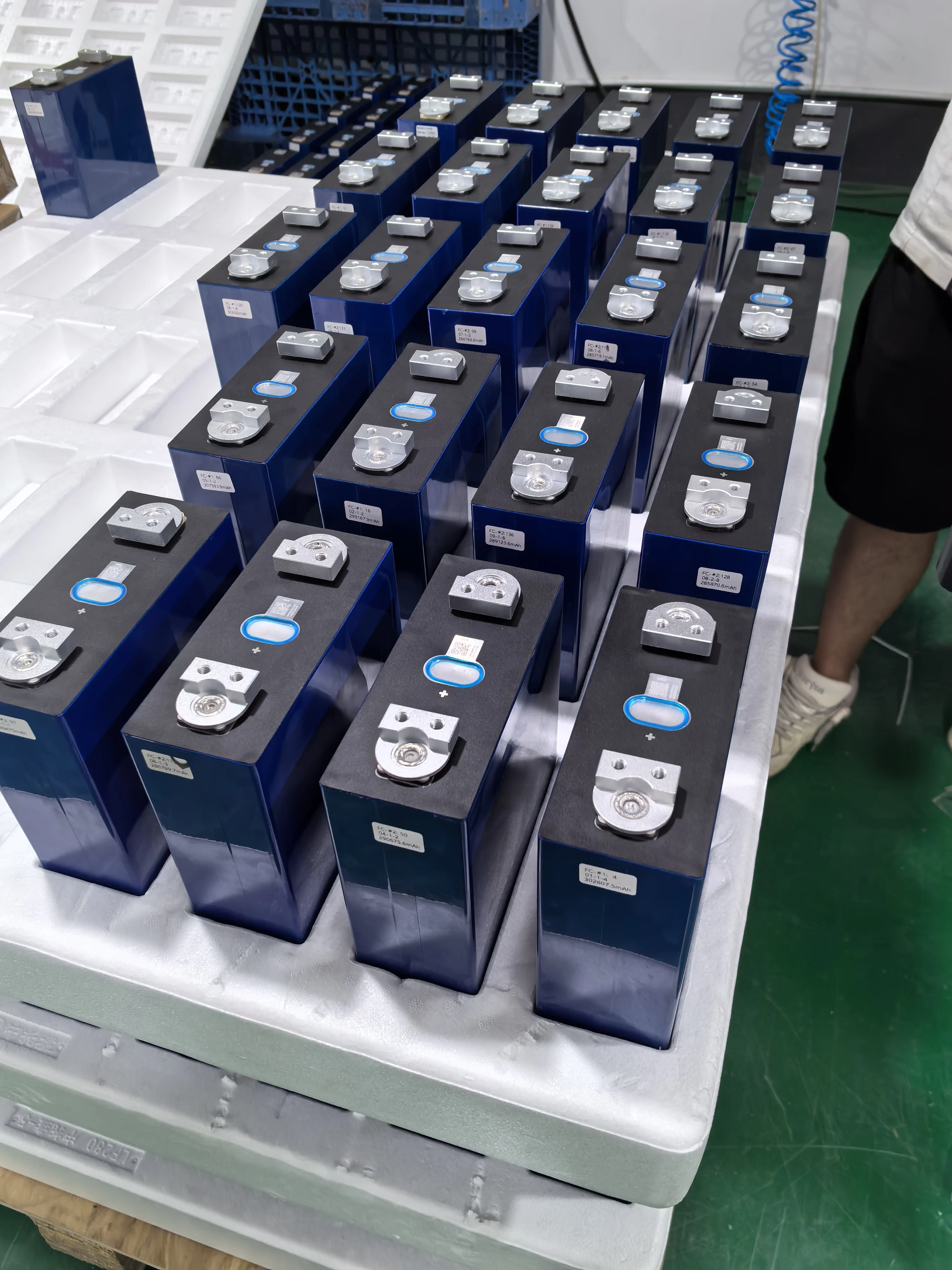 ЕС запас польские Lifepo4 Lion Li-Ion литиевая батарея 3 2 В 280ah 290AH 300AH 15KW 48V ESS