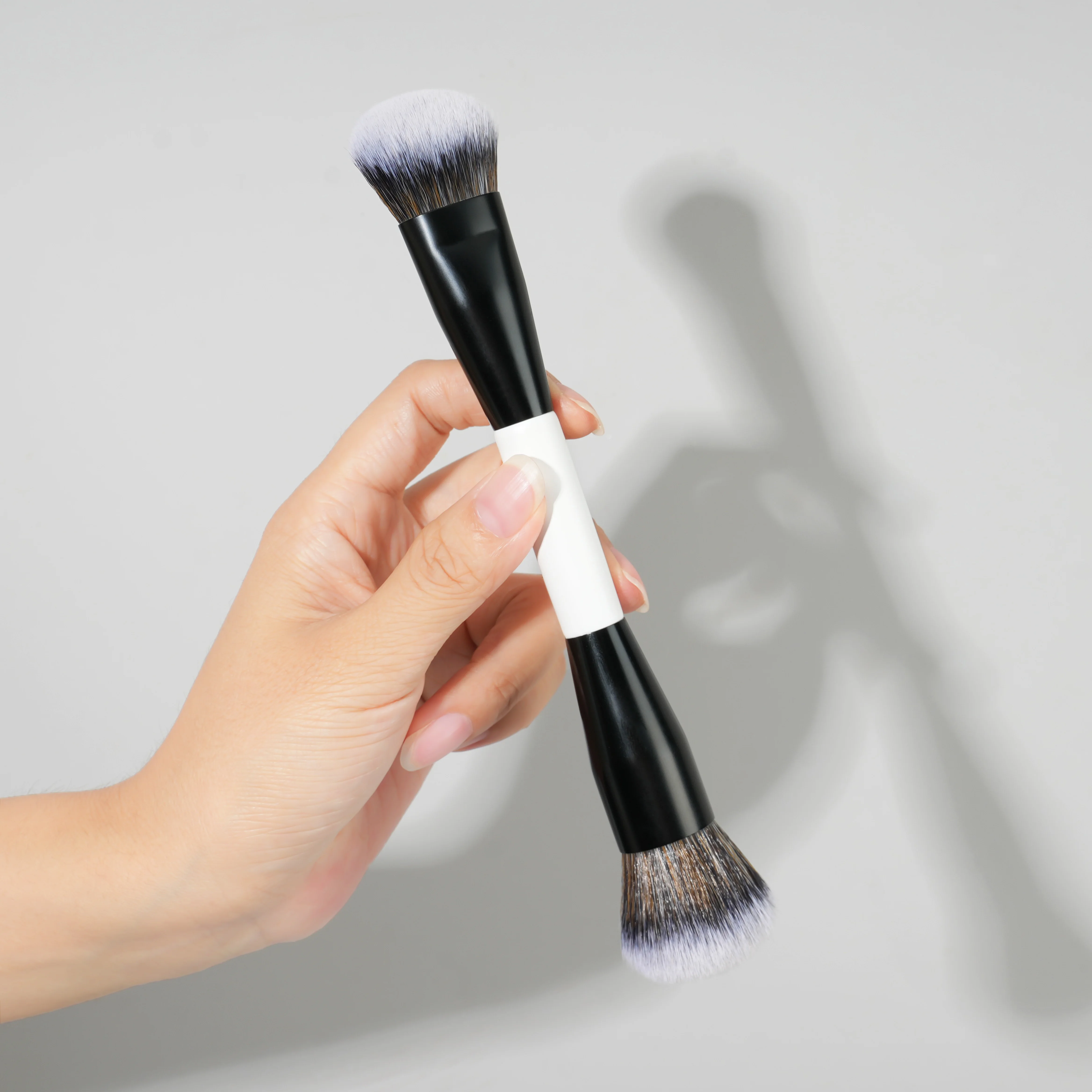 New white wood handle double side single travel makeup brush for vegan powder blusher brush and contour foundation brush