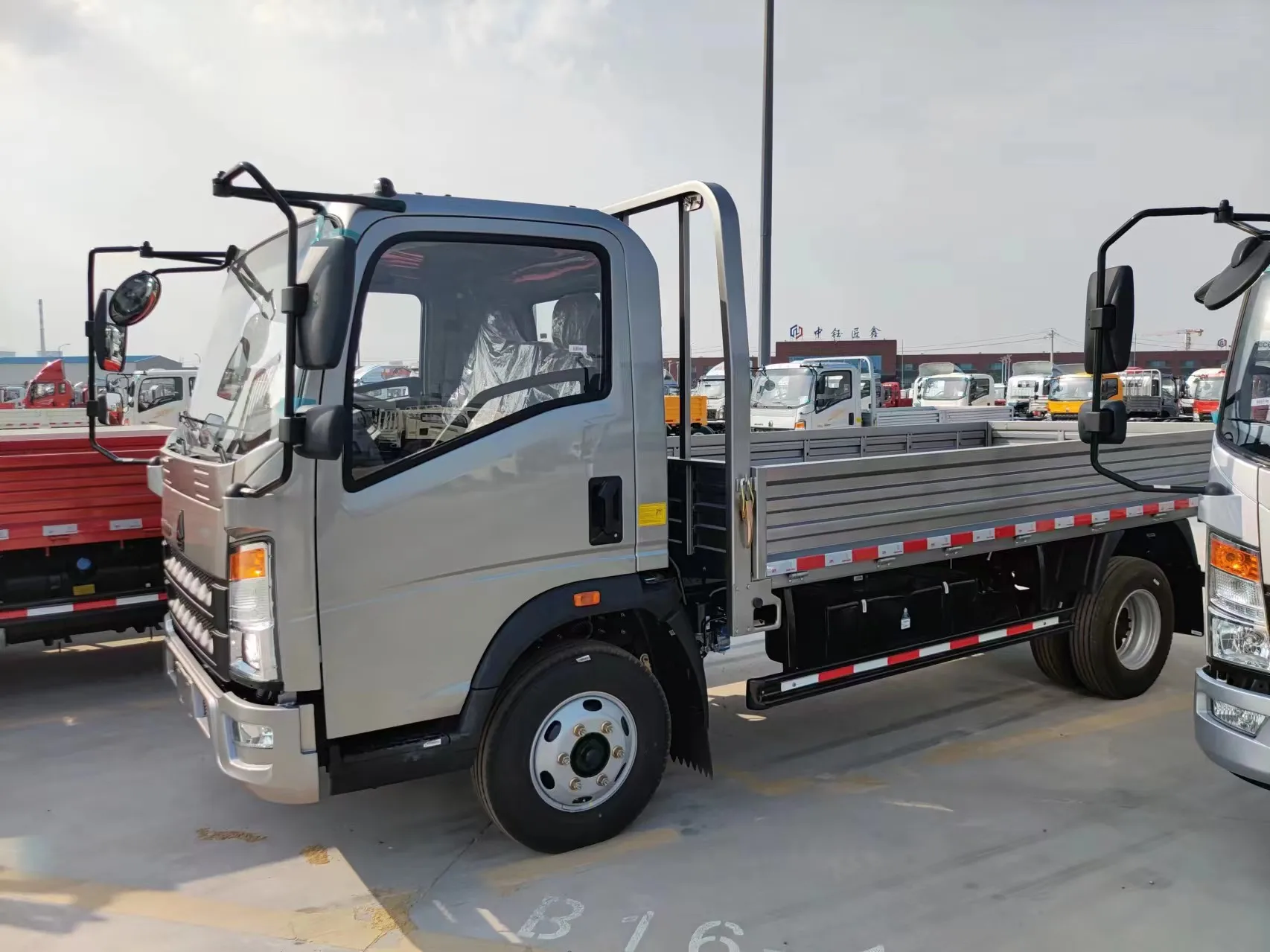 New Model Light Mini Truck Light Lorry Truck Duty Sinotruck Cargo Truck For Sale To Algeria