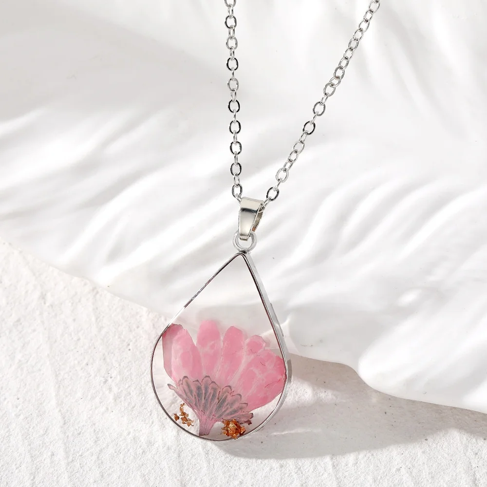 Transparent Glue Daisy Butterfly Pendant Necklace Plated White Gold Water Drop Shaped Colorful Dried Flower Necklace For Women