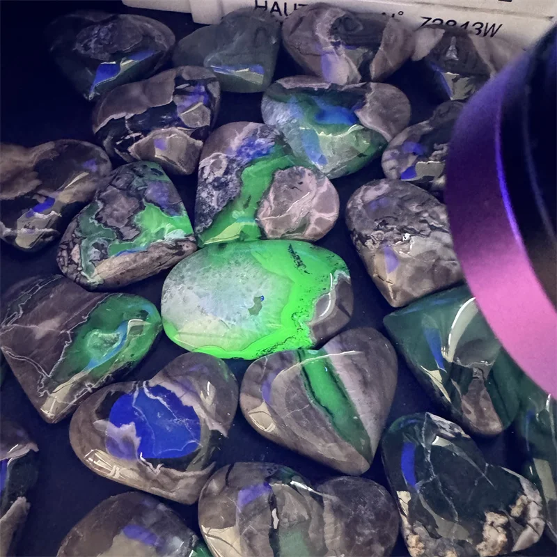 Natural Wholesale Price Crystal Worry Stone Volcanos Agate Heart Fluorescence Agate  For Healing
