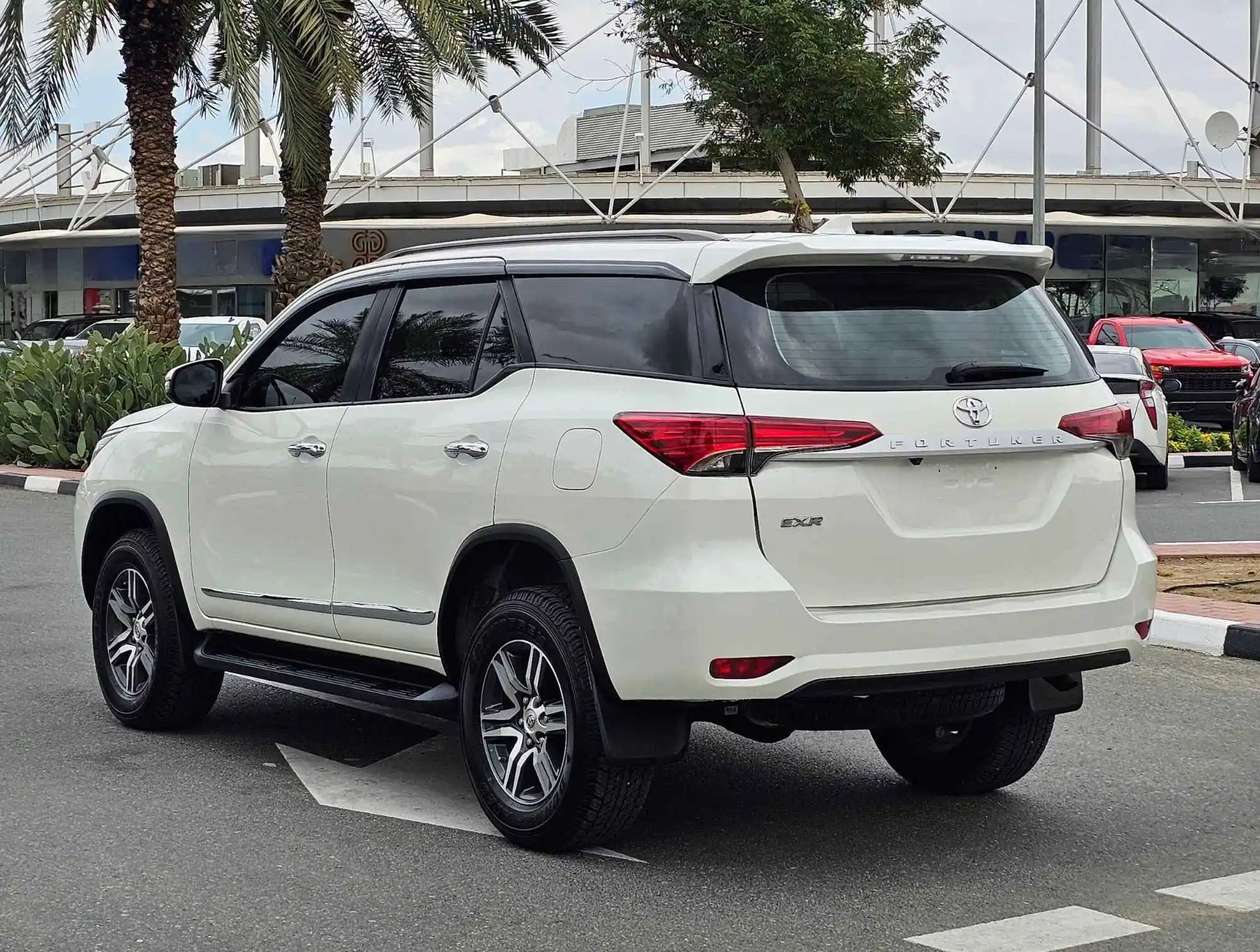 Доступные и эффективные подержанные автомобили TOYOTA FORTUNER E X.R 2.7L бензин 4WD 2021 модельного года белые в хорошем состоянии готовы к работе