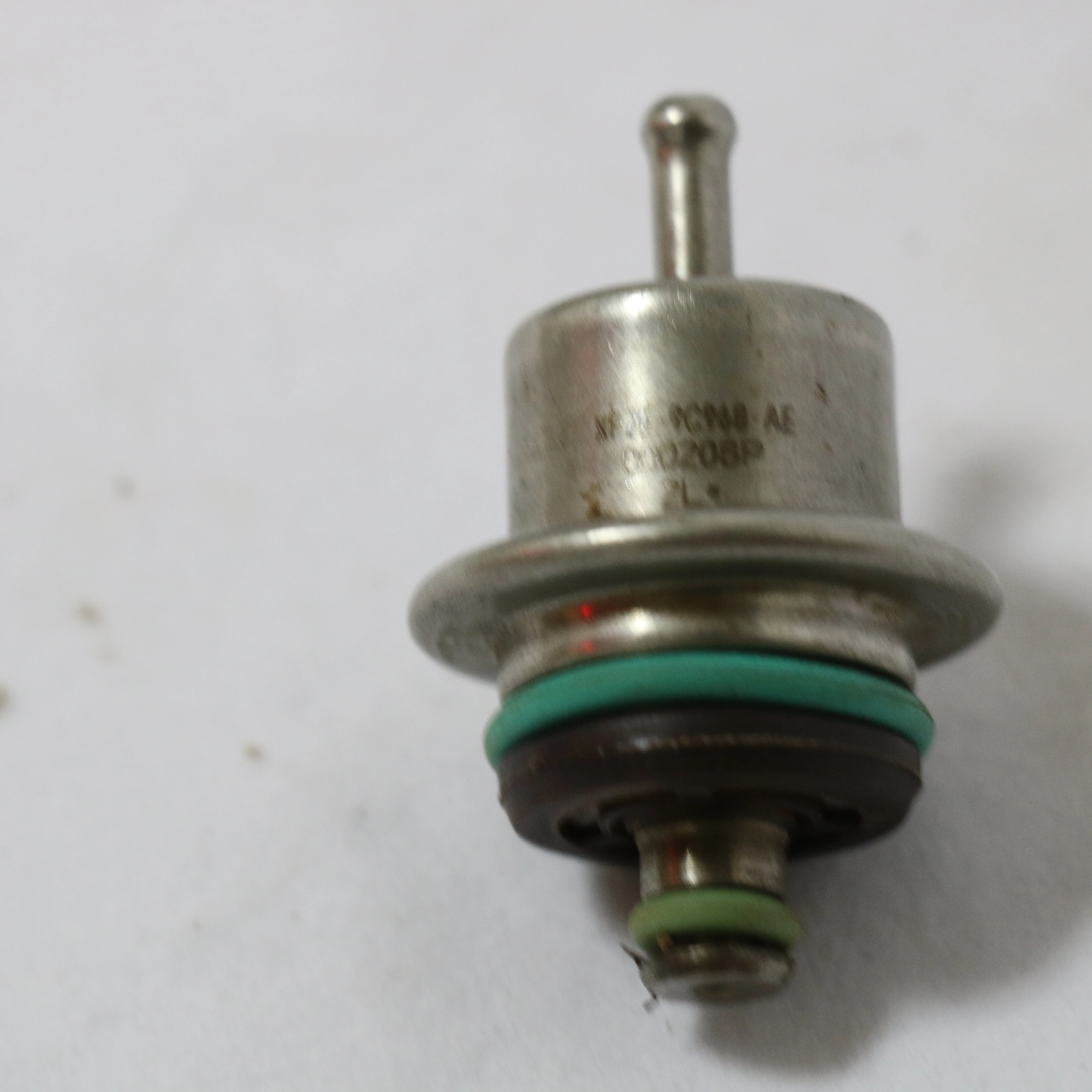 Fuel Pressure Regulator 0280160630 For Buick Cadillac Chevrolet 17122283 88890520 SF2E-9C968-AE