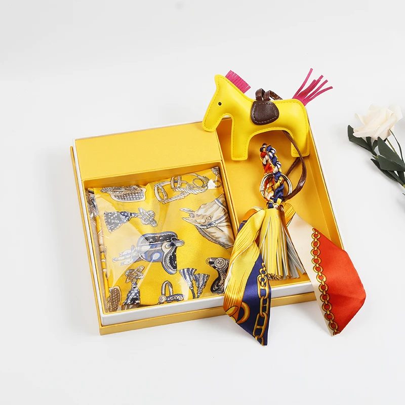 2021 New custom gifts ladies gift set for valentine gifts 100% silk scarf with horse key chain