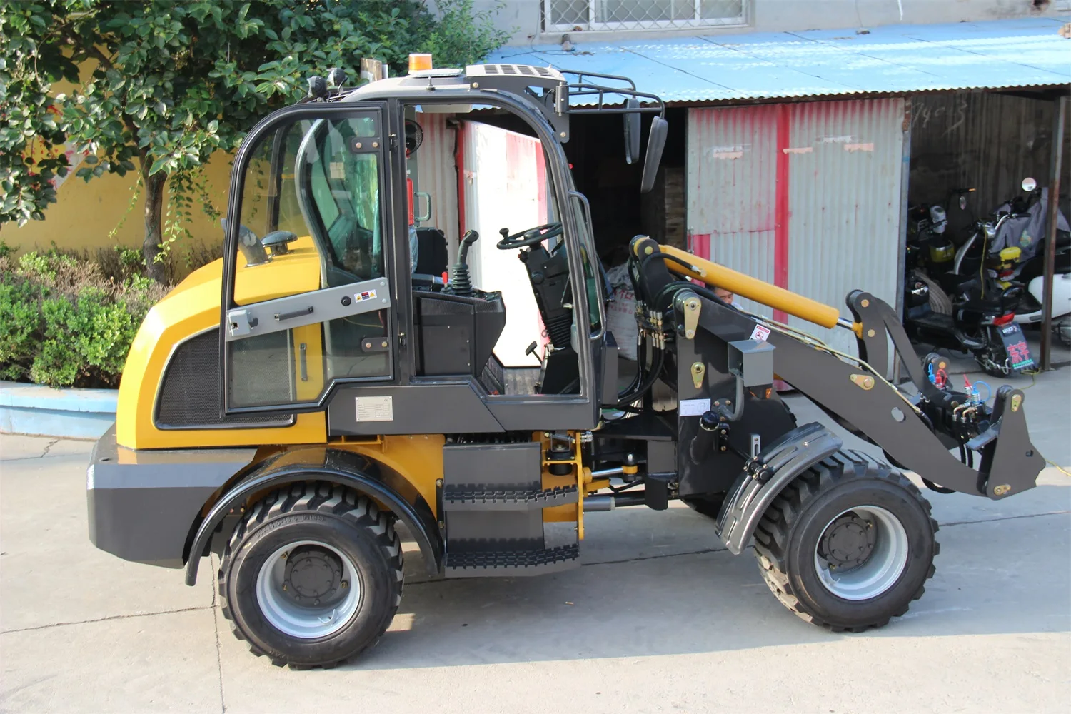 WL816 Wolf New Loader 1.6ton Mini Loader with Bale Spear