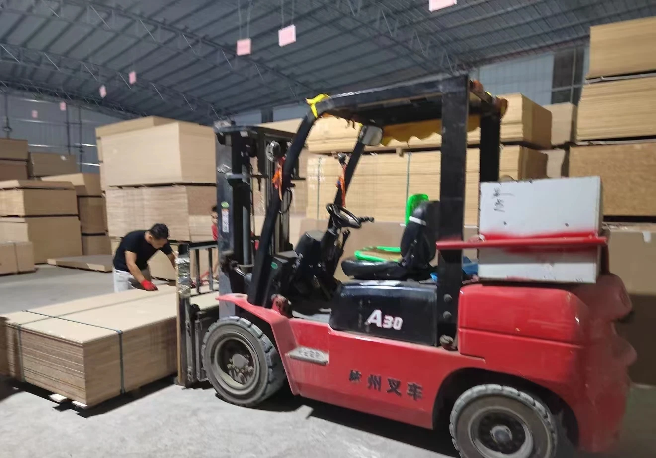 Wholesale Pine Wood Factory Hot Selling Construction Cedar Sawn Wood 2x4 Clear Pine Lumber