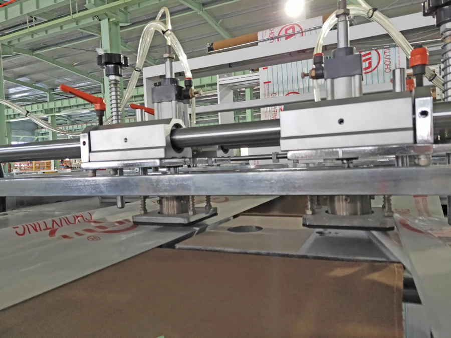 
Fully automatic plastic super sine wave top takout round handle punch bag making machine 