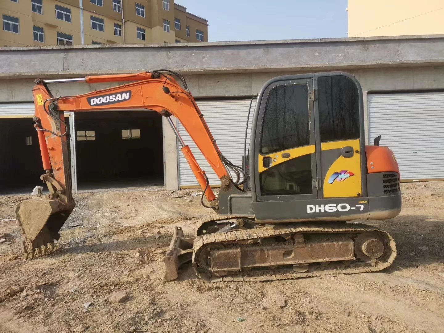 Б/у экскаваторы doosan dh60-7 dh60 Золотой небольшой экскаватор гусеничный подержанный торговля