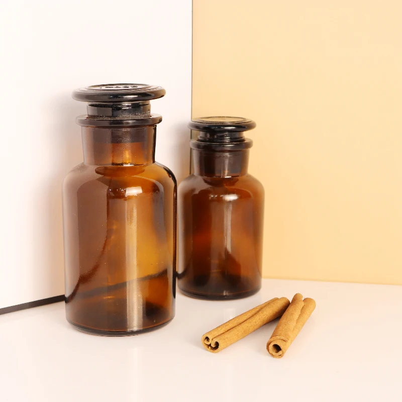 Factory Multiple sizes Amber Apothecary Jars Chemical Laboratory Glassware Glass Reagent Medical Bottles with Lid