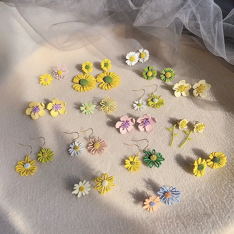 Korean Style Cute Small Daisy Flower Stud Earrings For Women Girls Sweet Statement Asymmetrical Earring Party Jewelry Gifts