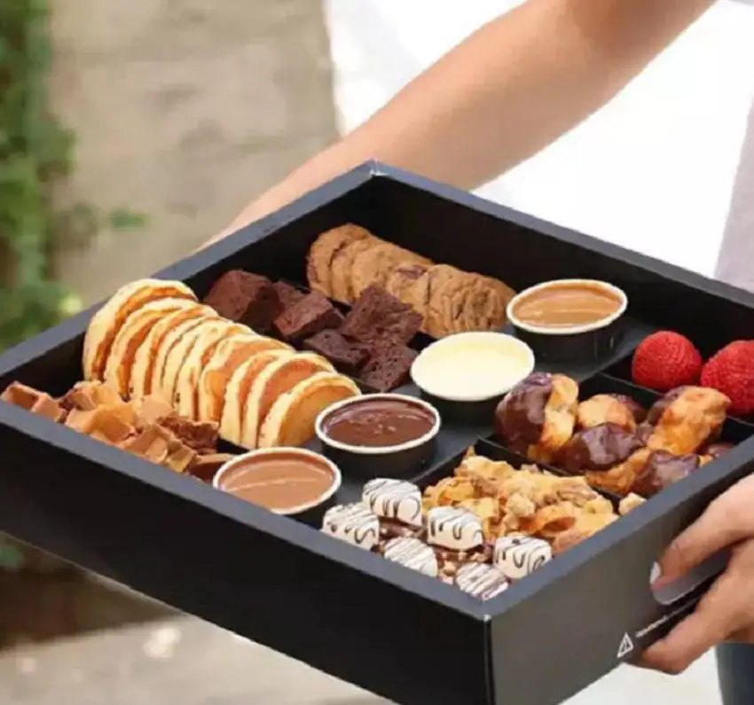 Eco Friendly Black Party Chocolate Cookie Kraft Paper Boxes Dessert box Catering Packaging Platter Box With Dividers Lid