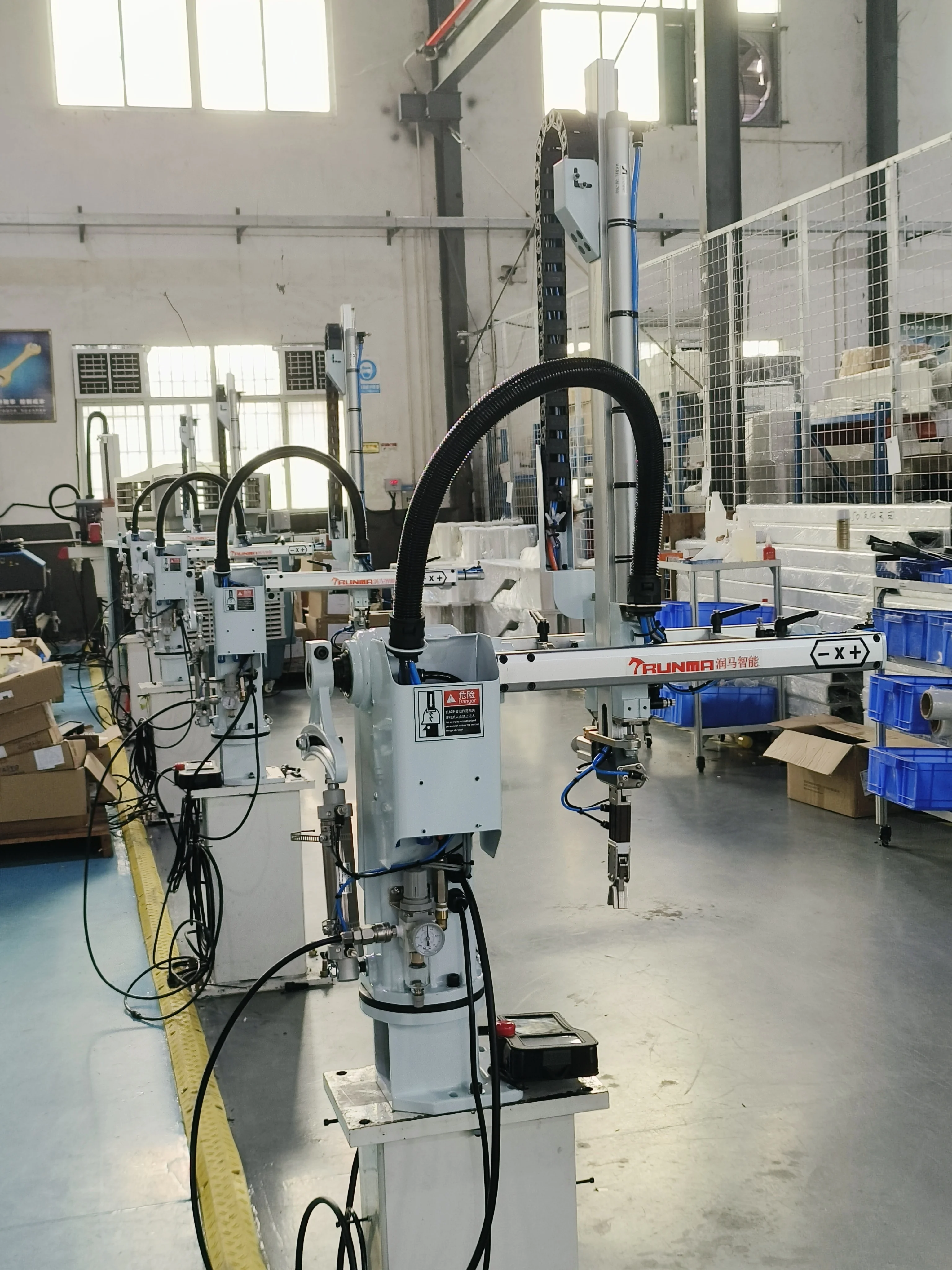 2024 Runma Save Costs Sprue Picker Robot Arm Apply to Plastic Injection Molding Machine 50-180T