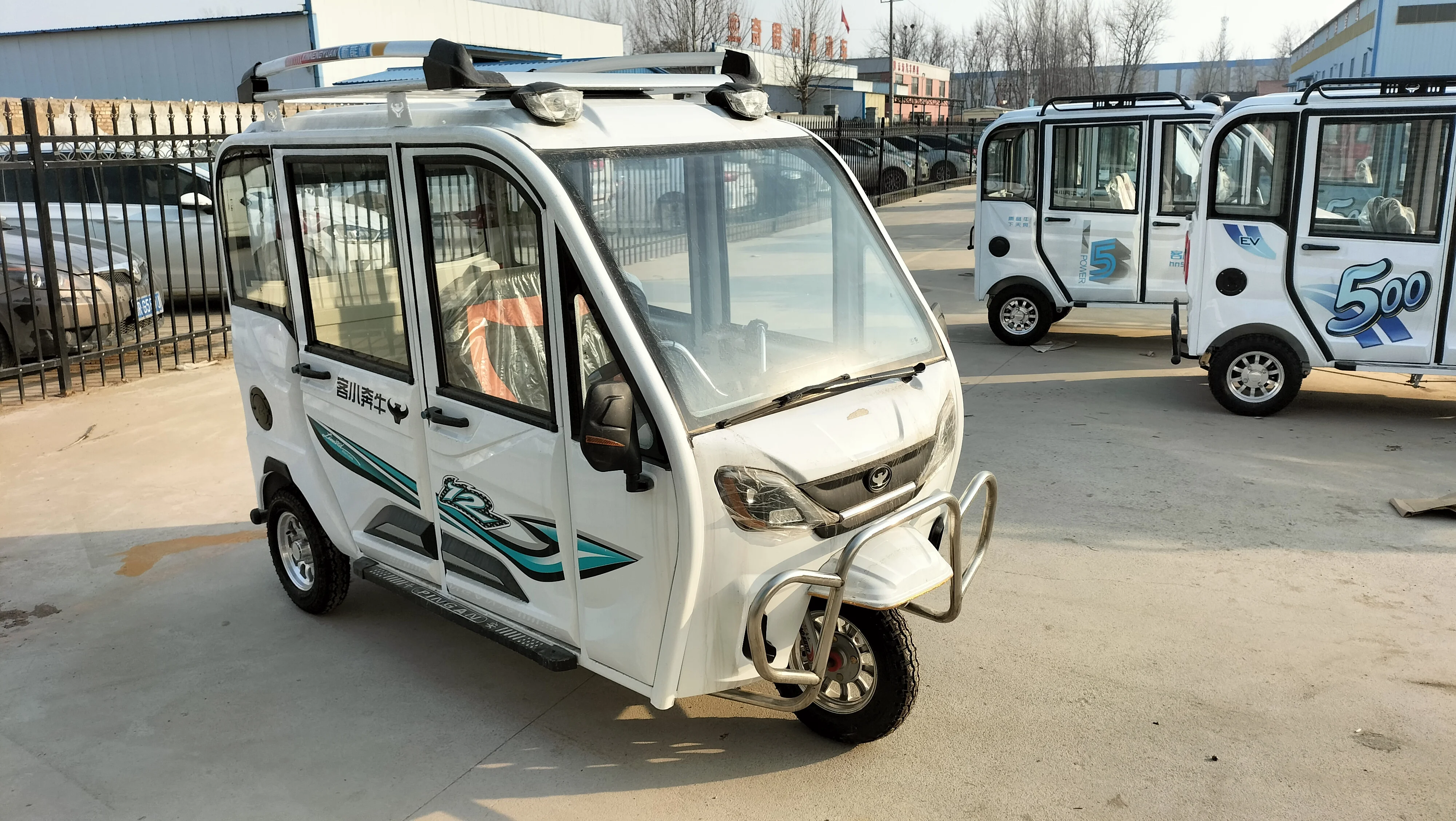 Hot sale of cheap enclosed adult three-wheeled goods electric three-wheeled motorcycles passenger tricycles