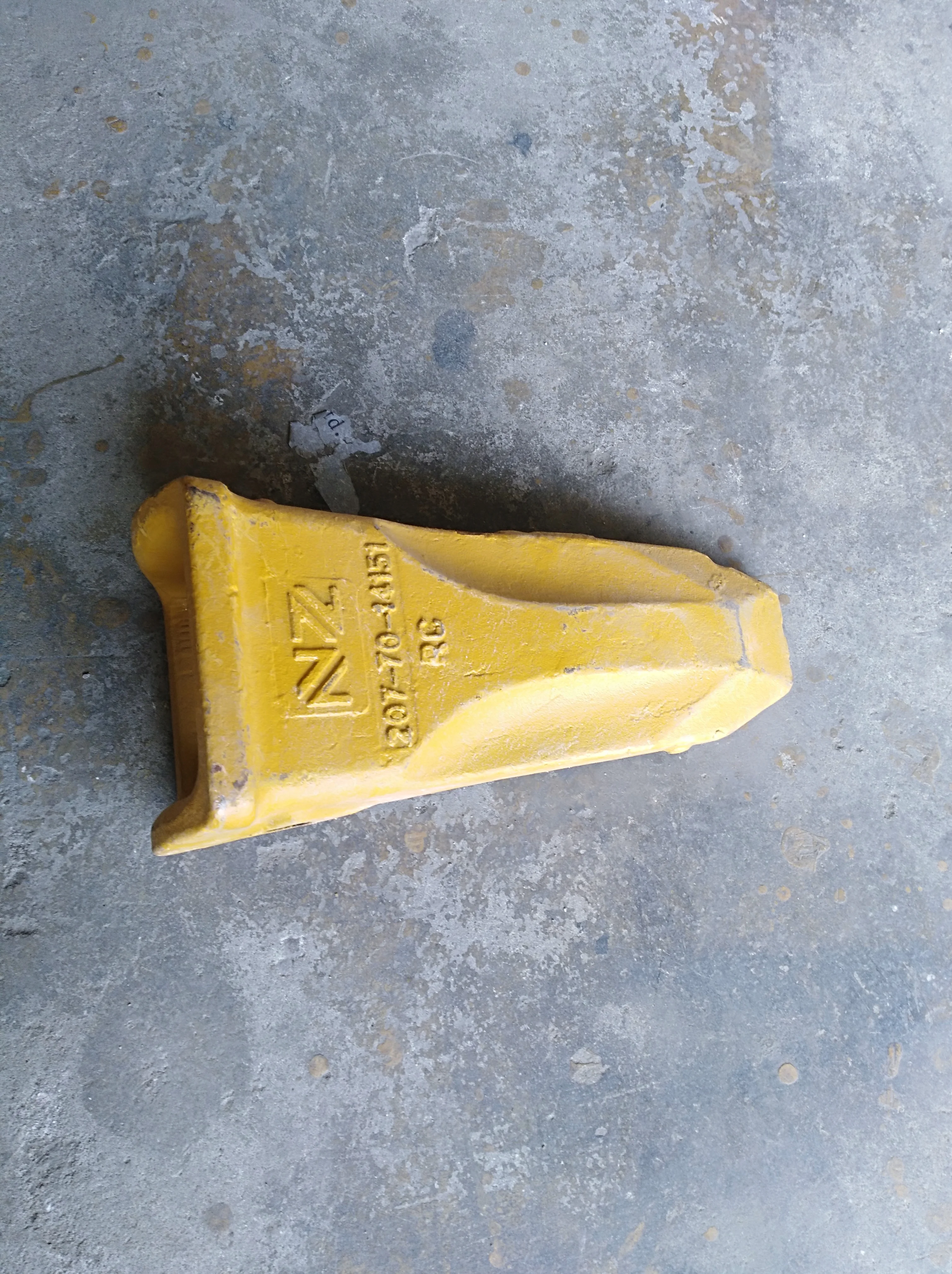 PC220 spare parts bucket tooth 206-70-48610 207-70-14151 with good price