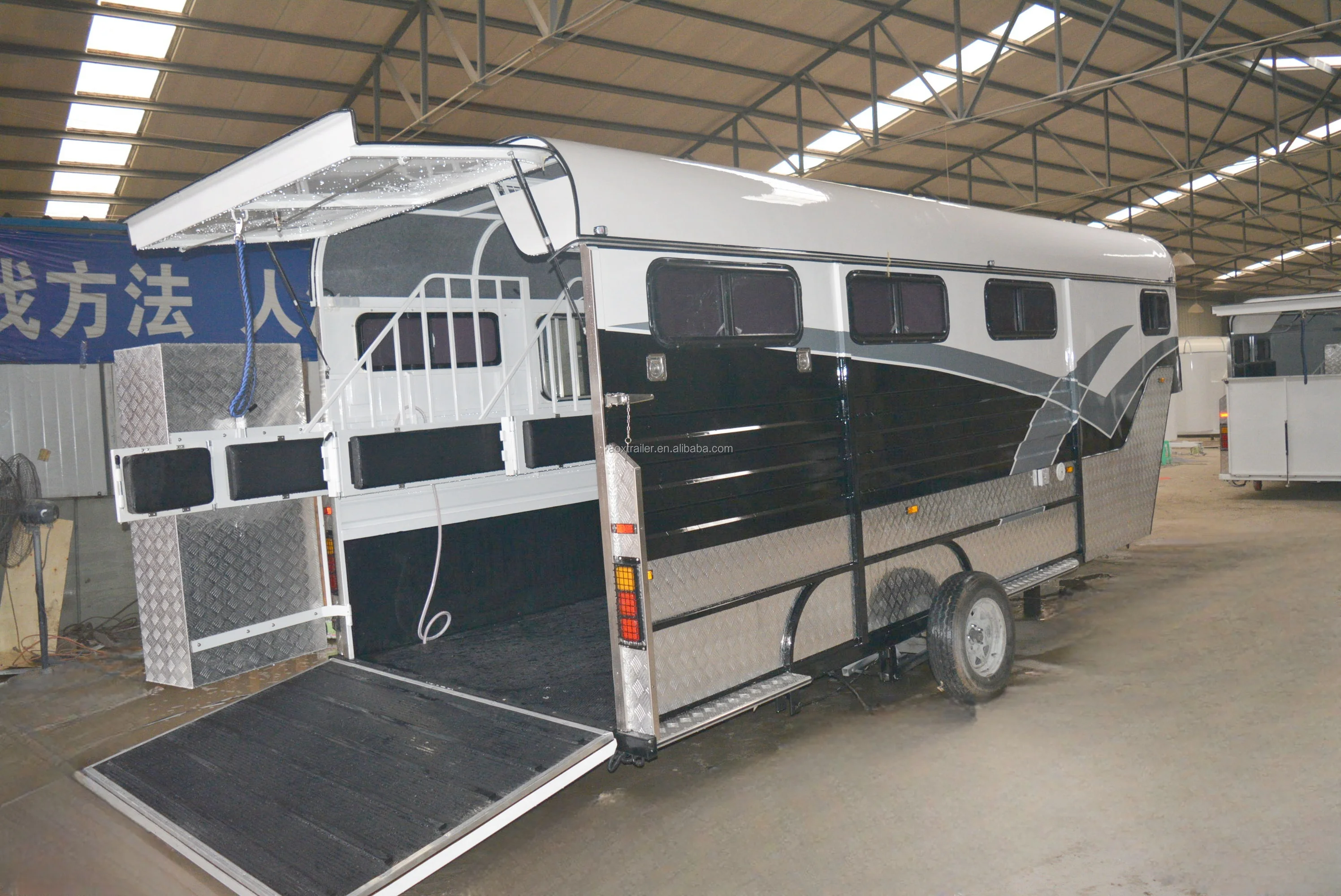 Large Space Horse Trailer With Accomodation Box Gooseneck Floats With Sofa