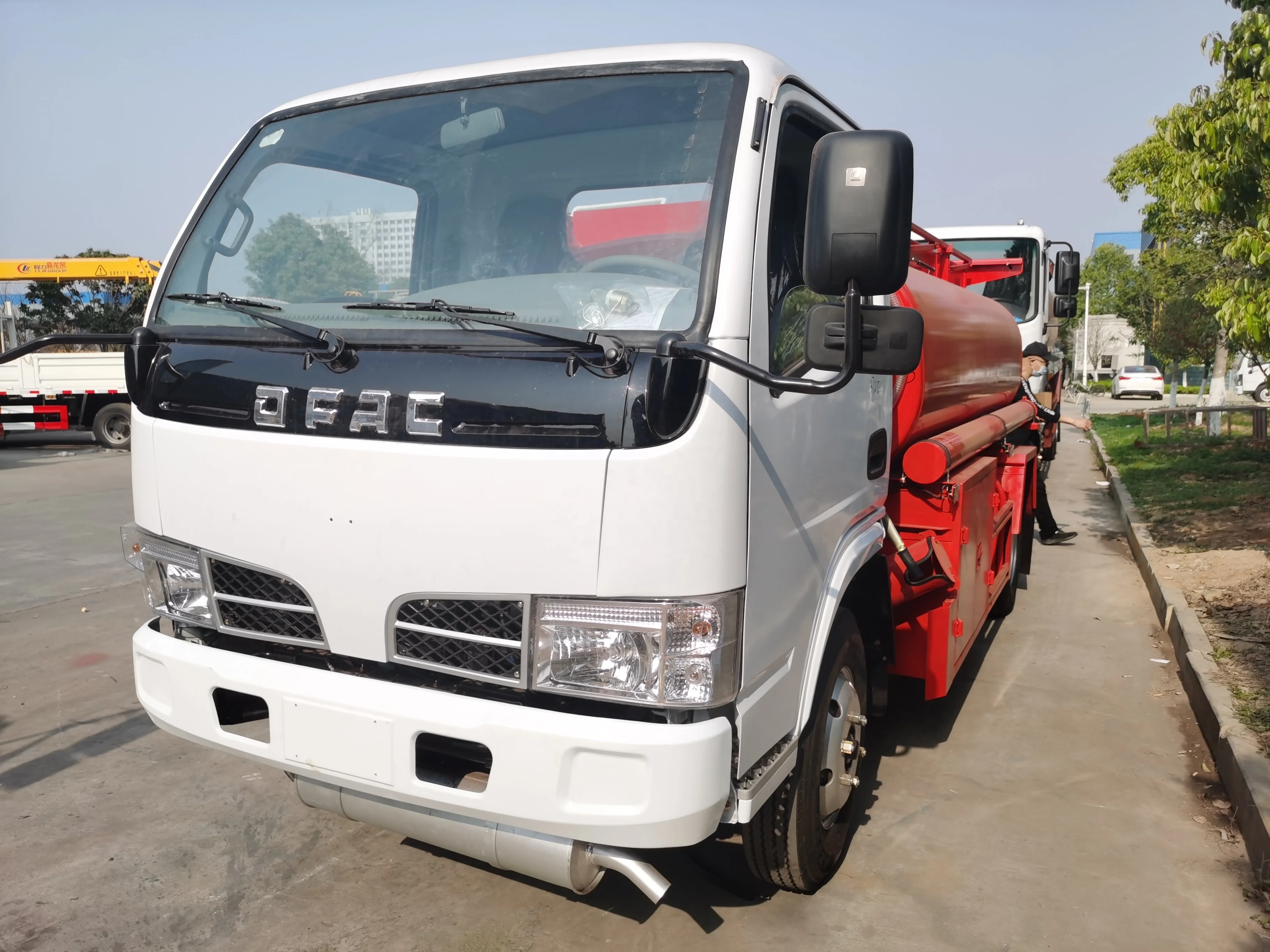 CHeap Dongfeng 4x2 Fuel Bowser Truck 5000 Liters Mobile Fuel Station Dispenser Tank Truck Oil