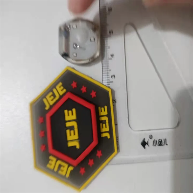 Оптовая продажа, мягкие пластиковые Мультяшные значки, используемые на одежде и обуви со светодиодной подсветкой