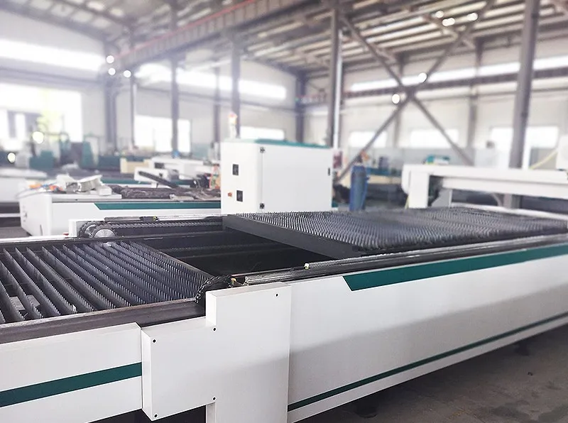 2000 Вт волоконно-лазерная резка с водяным охлаждением низкая цена 3015 лазерная Raytools головка поддерживает форматы BMP PLT