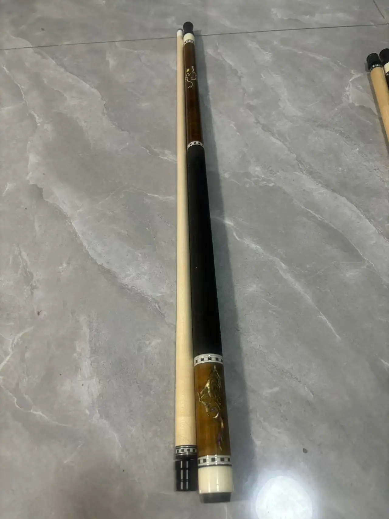 Billiard cues for center billiards with top quality supplied  hot-selling premium handmade ones with real solid wood shafts.
