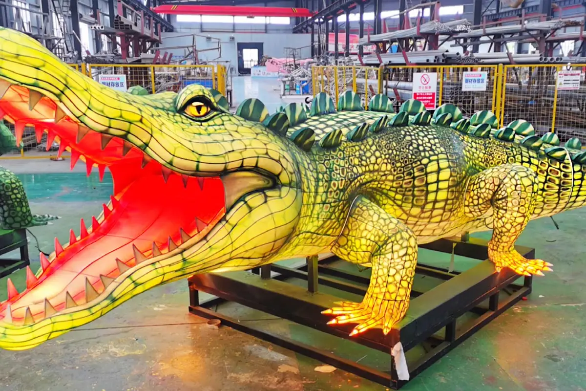 Custom Modern Design Animal Crocodile Lantern Outdoor Waterproof Playground Display Easter New Year Christmas Party Decorations
