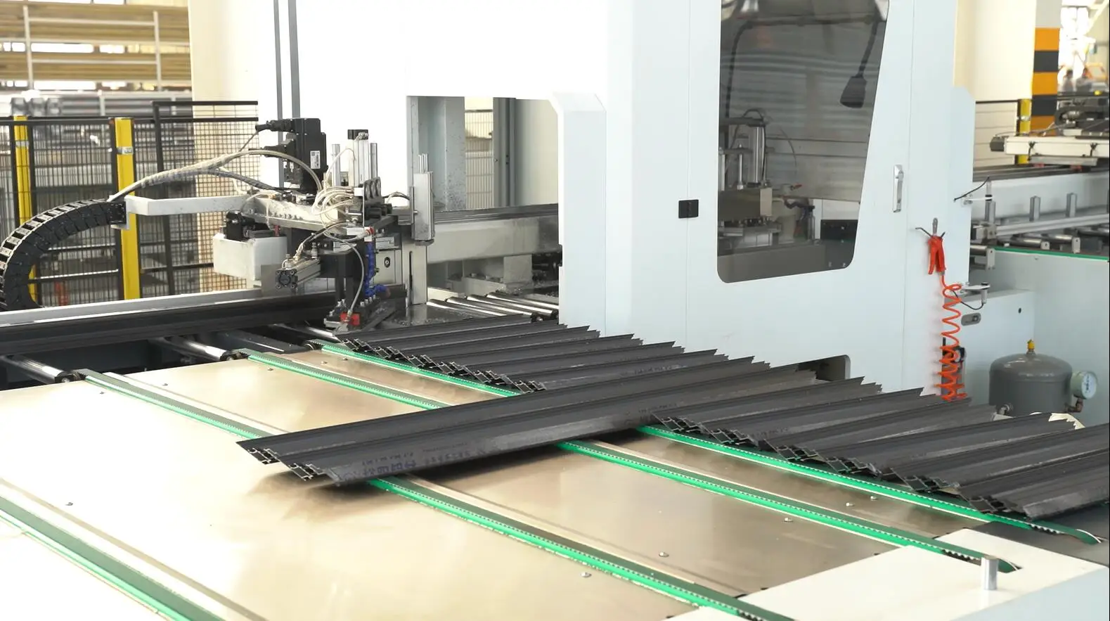 
hydraulic 45 degree aluminium profile punching and cutting machine with high precision 