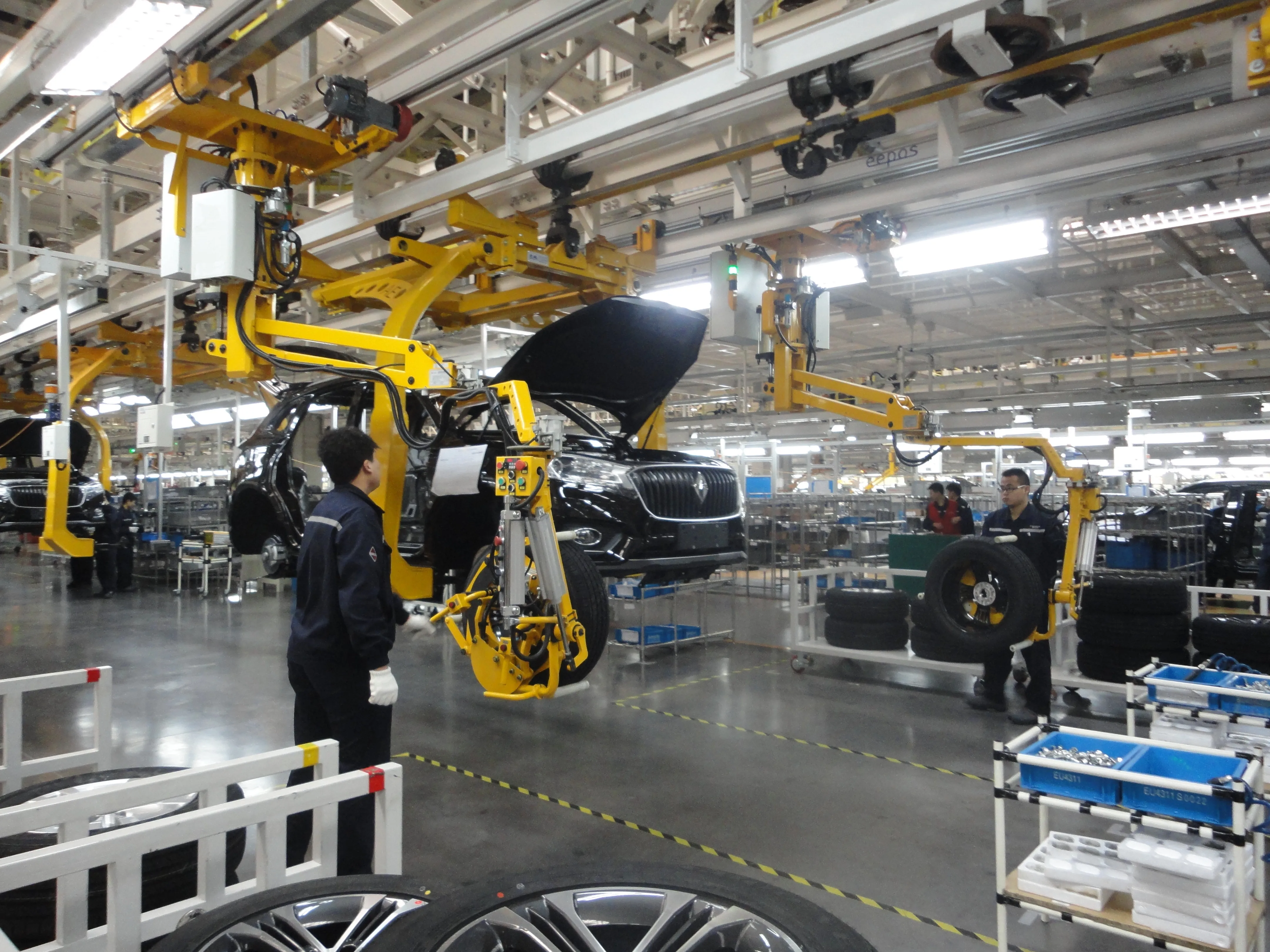 Pallet vertical lifting conveyor C Z L type reciprocating vertical hoist pallets up  down in factory warehouse  crossing floors