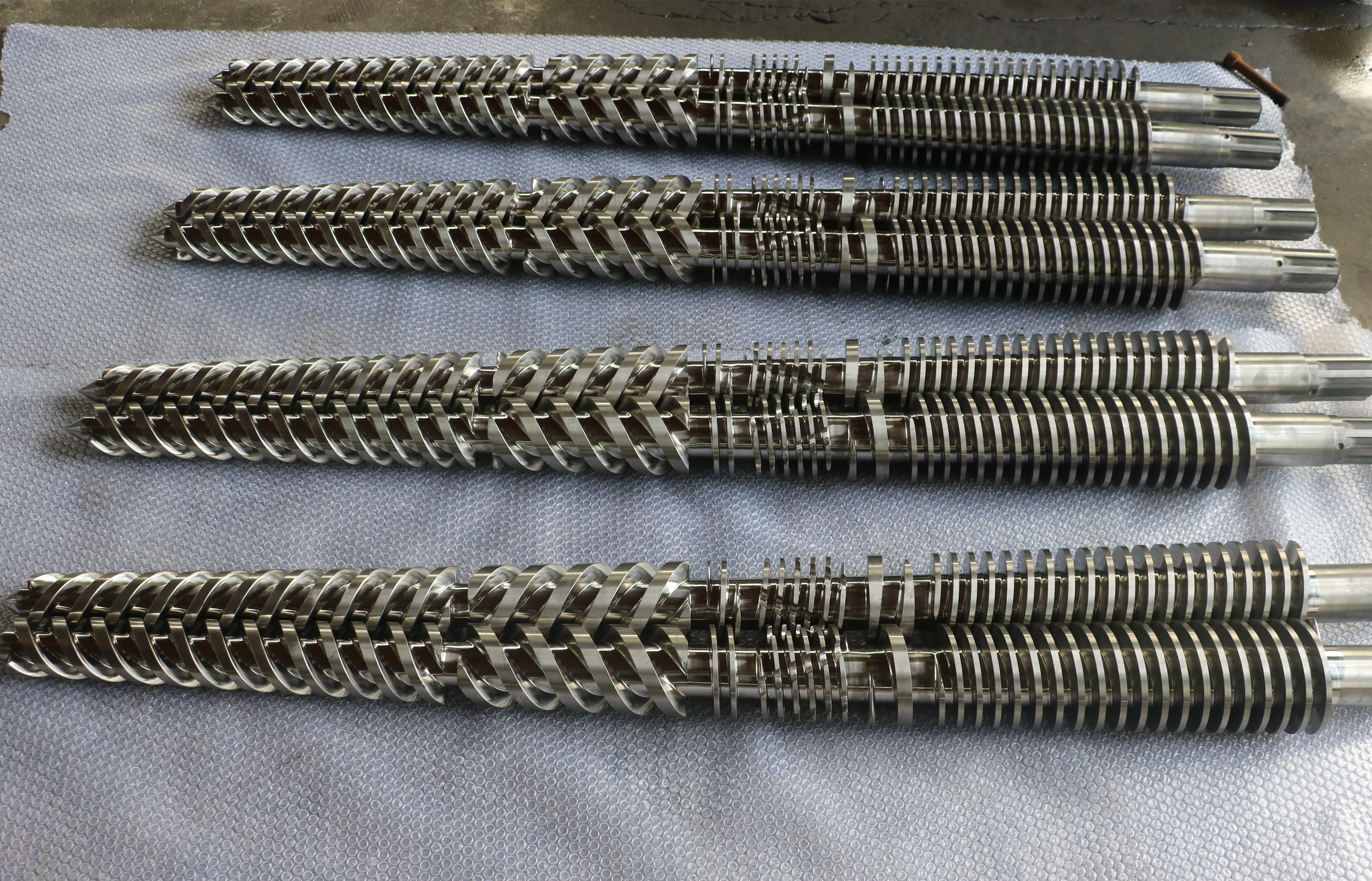 Standard Bimetallic Conical Twin Screw Barrel Producing Conical Twin Screw Barrel For Extrusion PVC