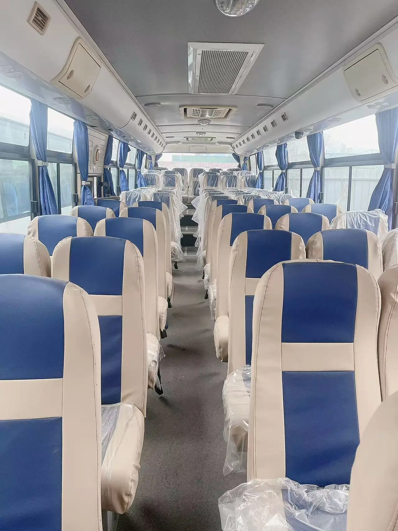 Hot Sale Luxury Coach Bus with 45-50 Passenger Seats Diesel Engine Euro 3 Emissions LHD Steering Used Bus Available at Low Price