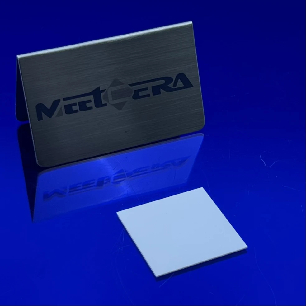 Aluminum oxide ceramic substrate for electrical insulation and thermal conductivity
