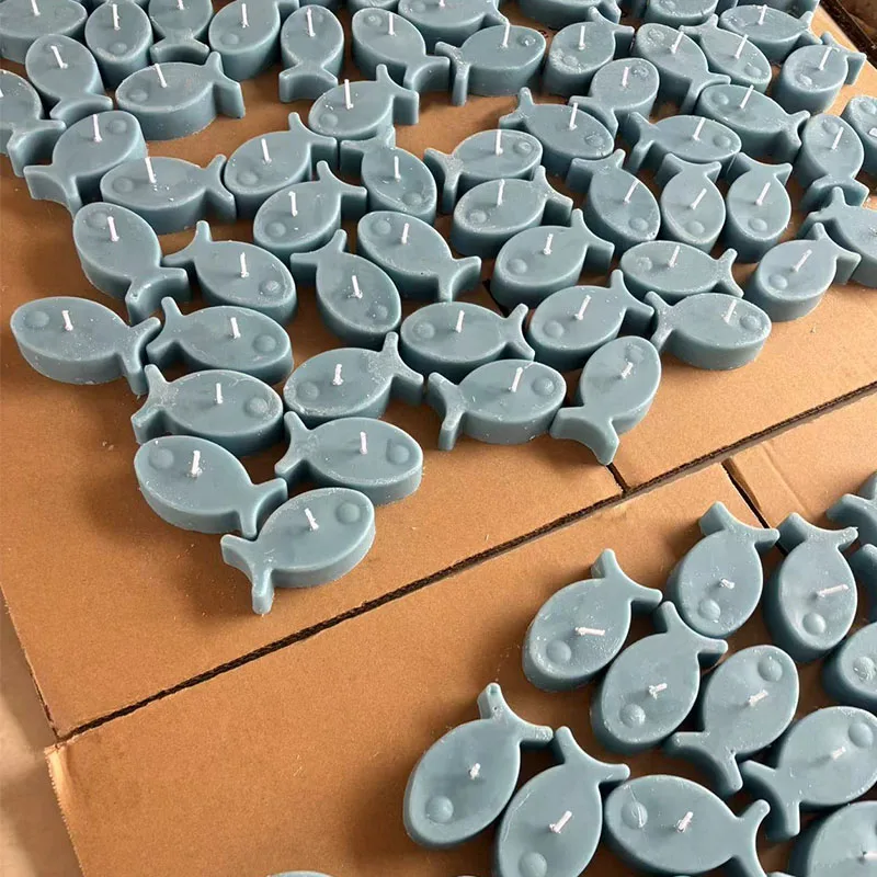 New design minnow shape high quality paraffin wax and soy wax mixed candles burning smokeless scented  candles