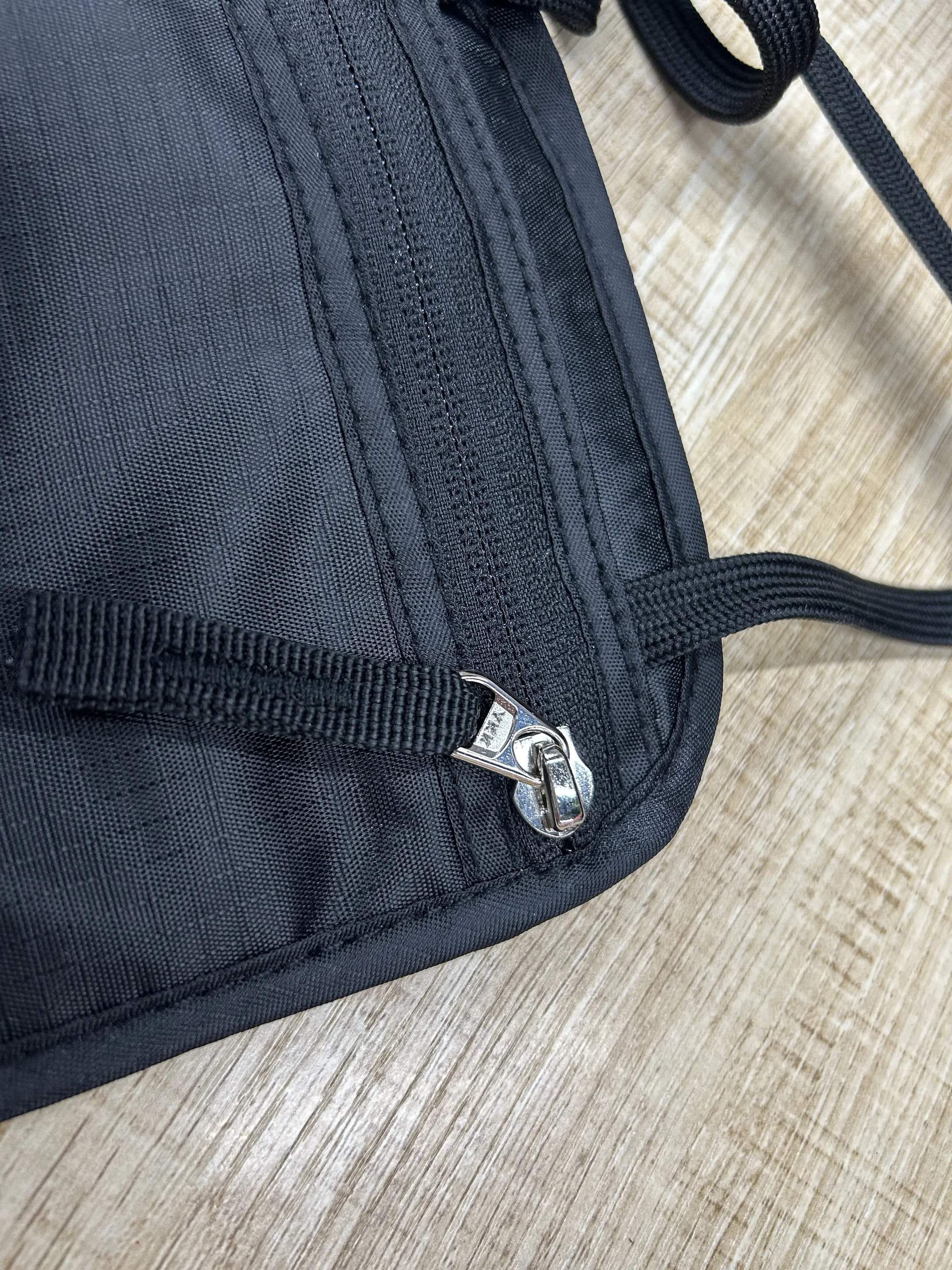 RFID Blocking Stash Wallet Travel Neck Pouch Waterproof Nylon Card Holder Fashionable Portable Passport Holder for Women & Men