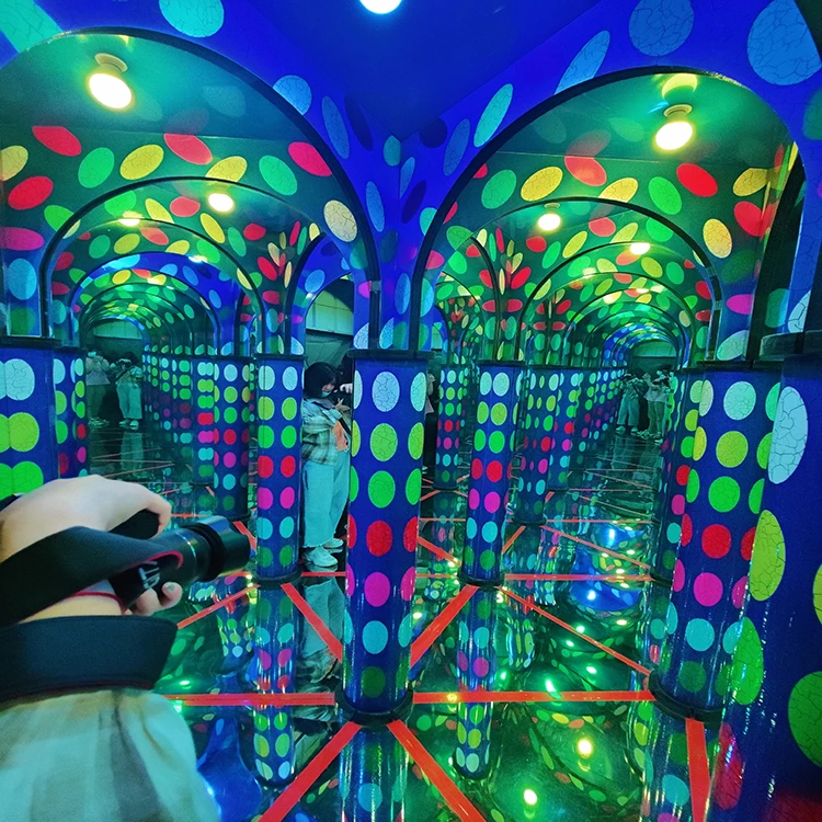 Attraction mirror labyrinth customized theme park amusement rides mirror maze for sale