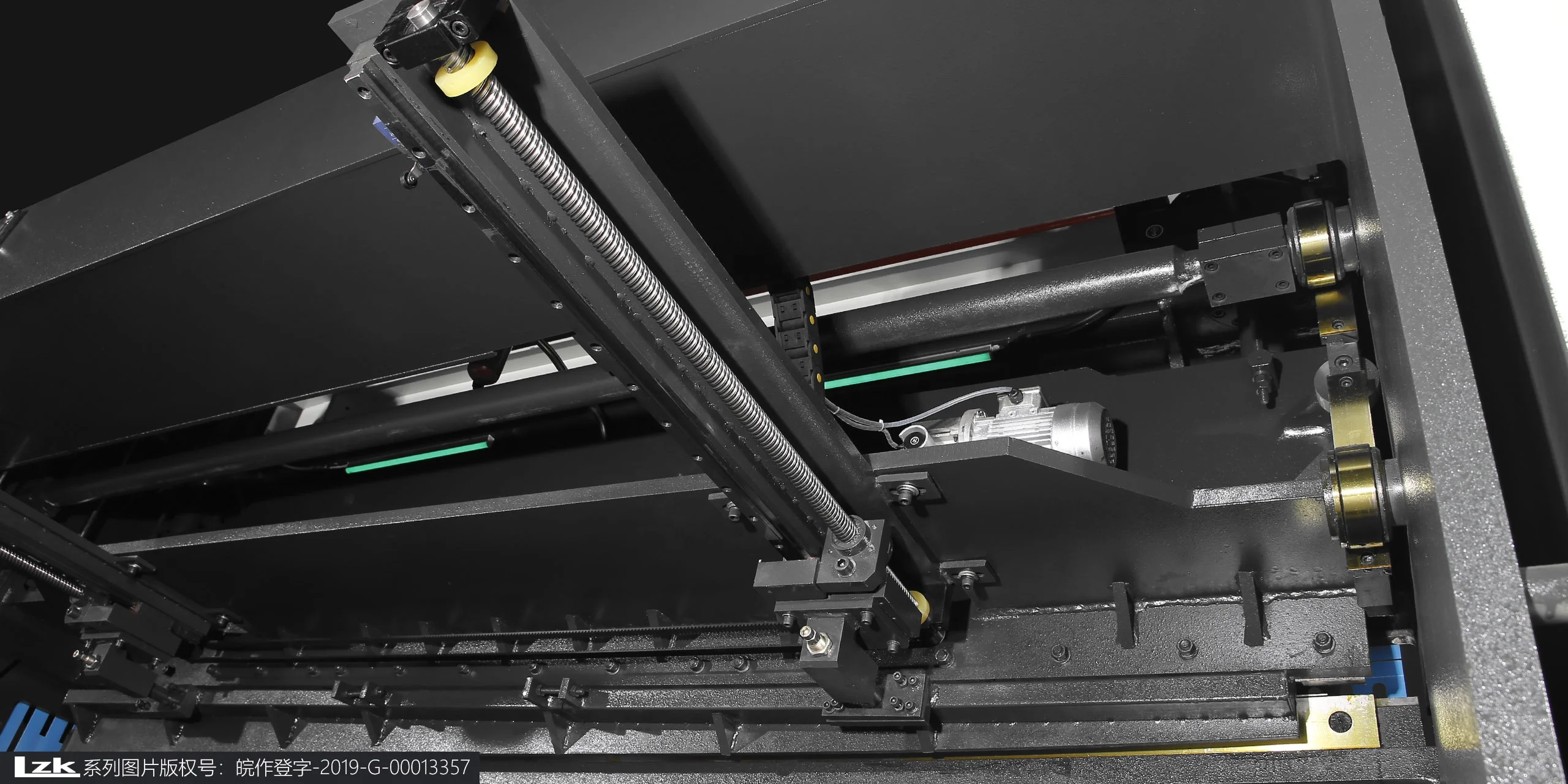 Easy to operate QC11K-13x2500 steel metal guillotine shearing machine with cutting blade