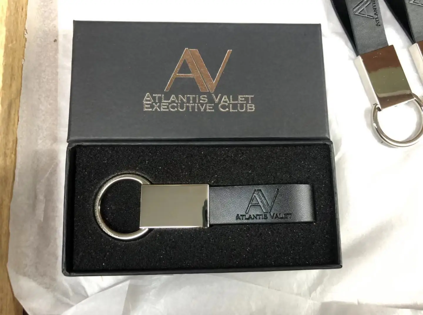 Personalized luxury Genuine black Leather car logo key chain tags with box for giveaway